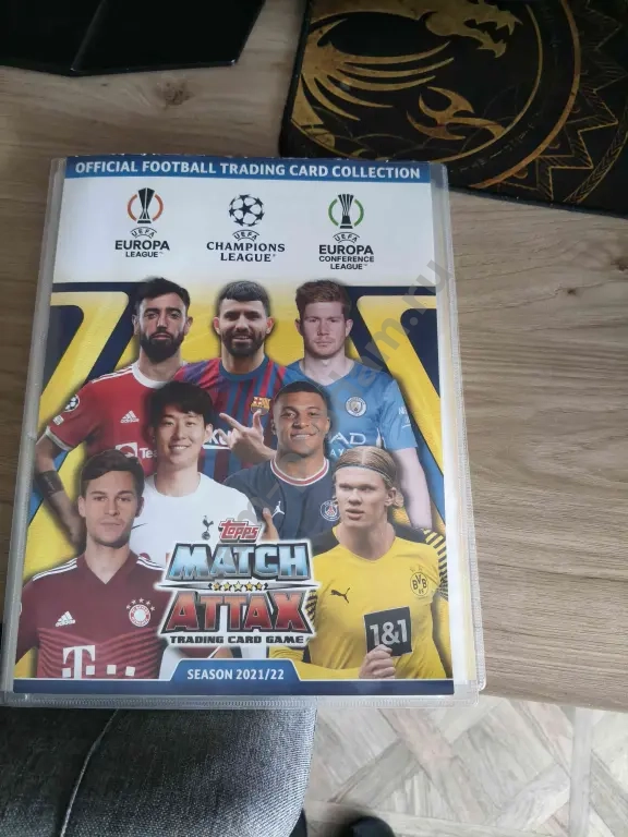 футбольные карточки в альбоме MATC ATTAX SEASON2021/22