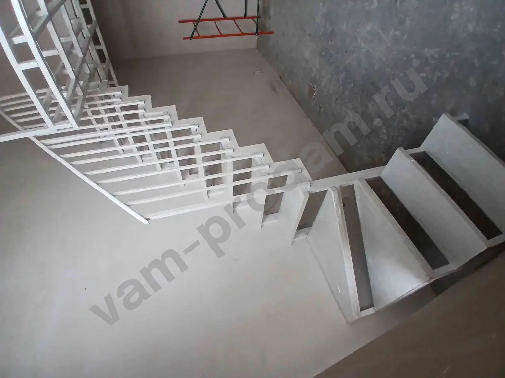 Антресольный этаж Лестница