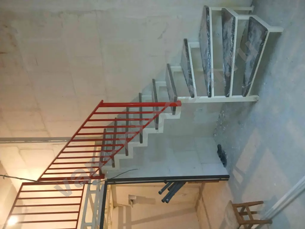 Антресольный этаж Лестница