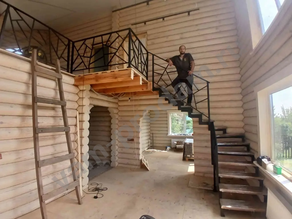 Антресольный этаж Лестница