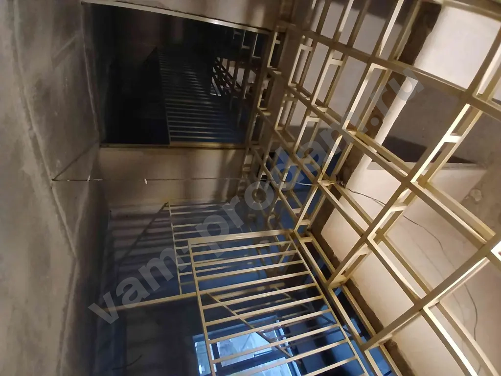 Антресольный этаж Лестница