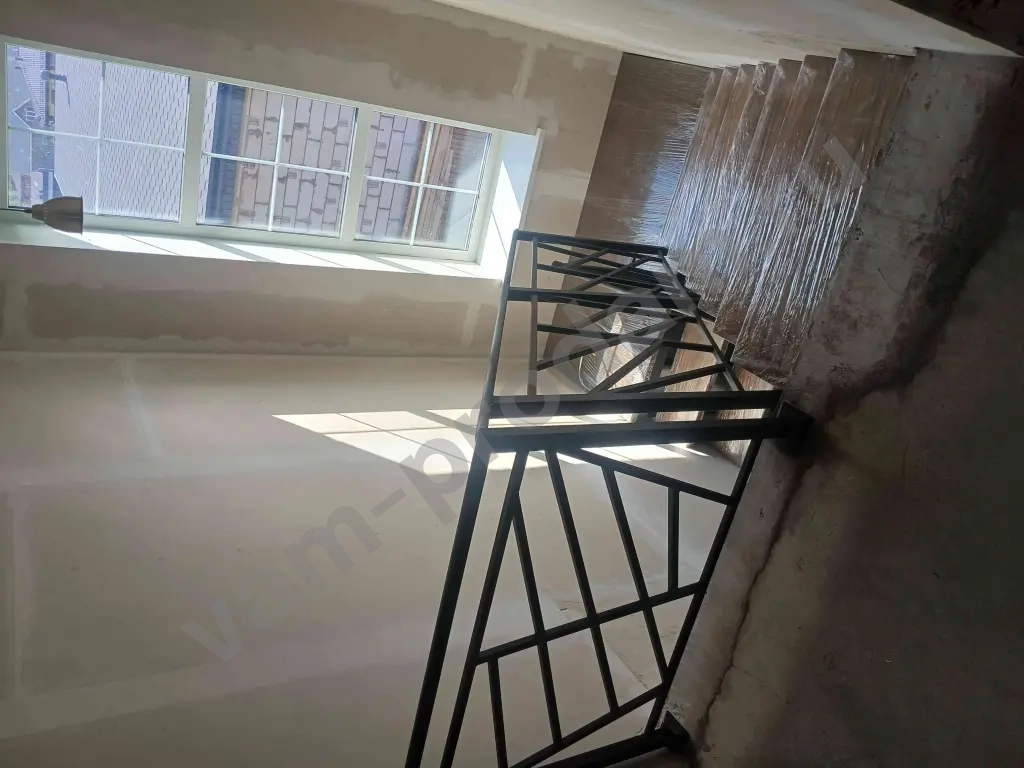 Антресольный этаж Лестница