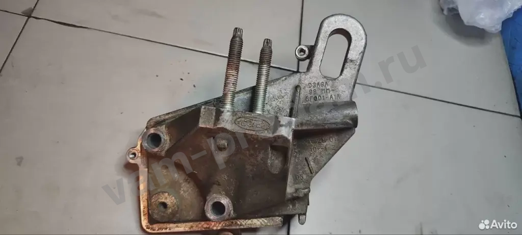Кронштейн двигателя правый 98MM6F001A1A Ford Focus