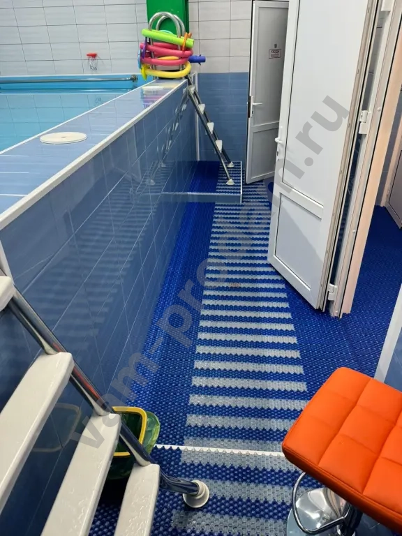 Антискользящее покрытие в бассейн, баню, душ