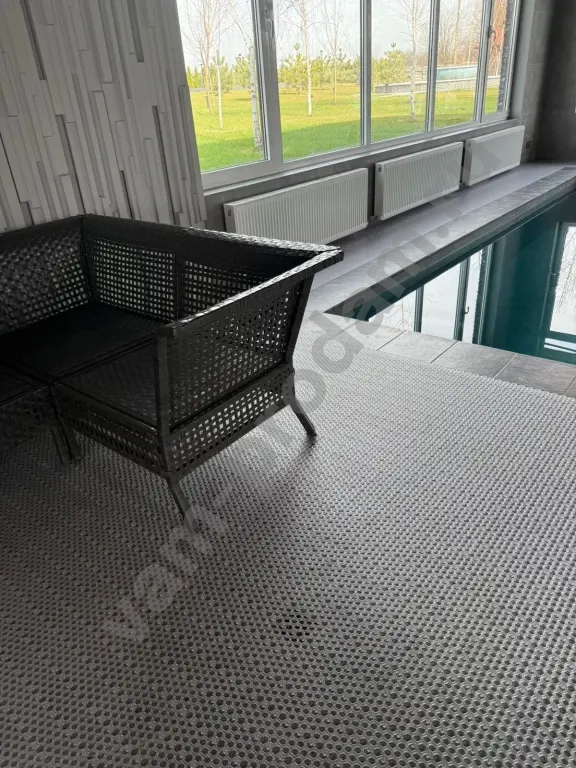 Антискользящее покрытие в бассейн, баню, душ