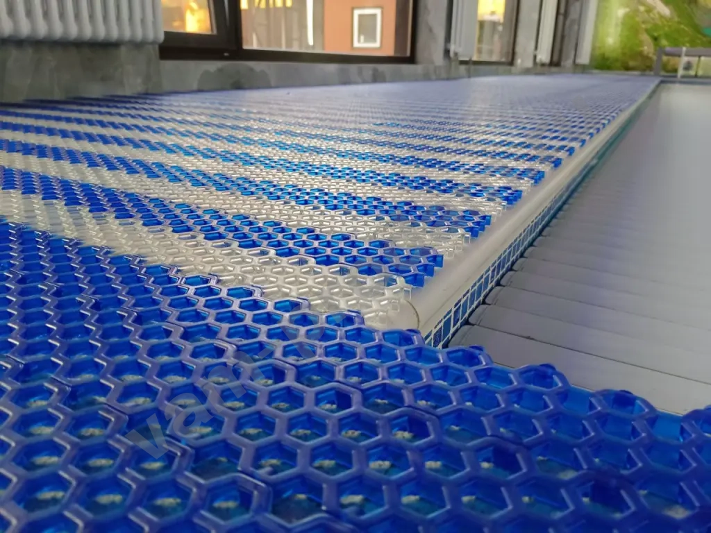 Антискользящее покрытие в бассейн, баню, душ