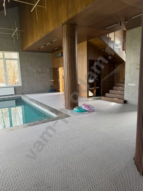 Антискользящее покрытие в бассейн, баню, душ