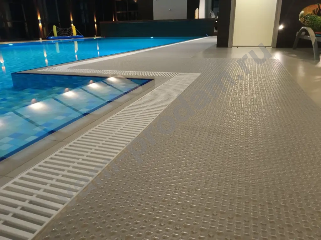 Антискользящее покрытие в бассейн, баню, душ