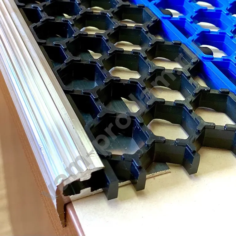 Порог алюминиевый угловой (на ступень)