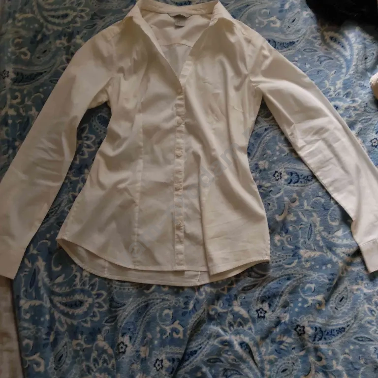 Рубашка белая бренда H&M