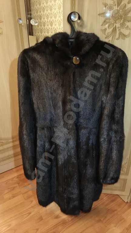 Норковая женская шуба с капюшоном.