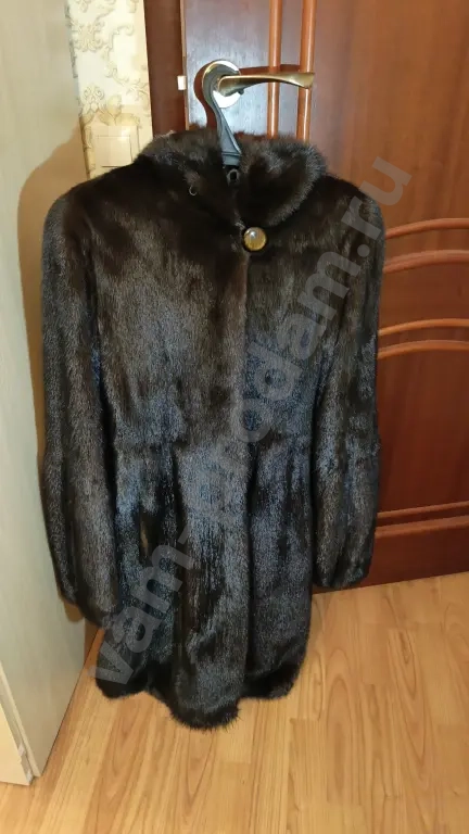 Норковая женская шуба с капюшоном.