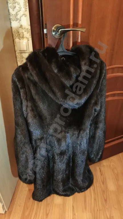 Норковая женская шуба с капюшоном.