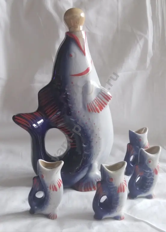 Фарфоровый графин со стопками.