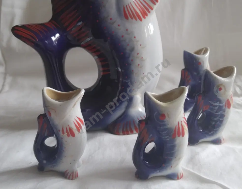 Фарфоровый графин со стопками.