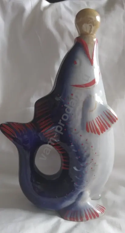 Фарфоровый графин со стопками.