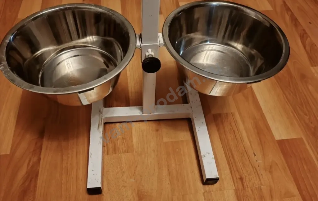 Миска для собак на стойке