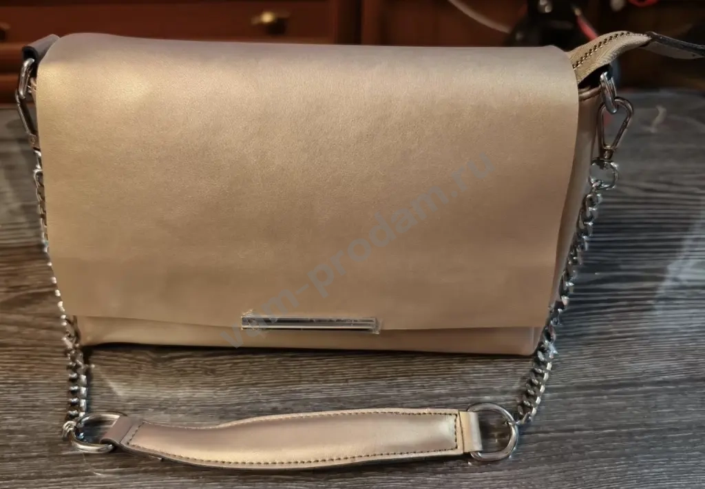 Женская сумка через плечо из натуральной кожи.