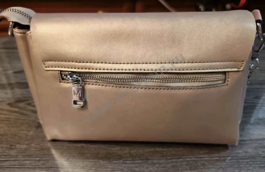 Женская сумка через плечо из натуральной кожи.