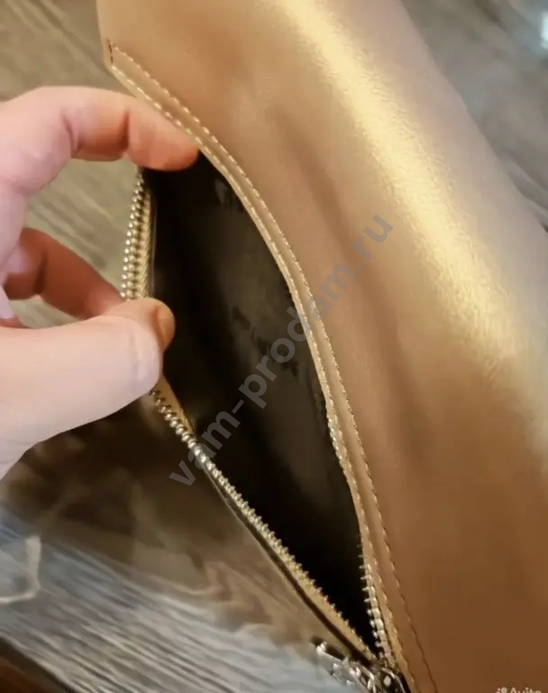 Женская сумка через плечо из натуральной кожи.