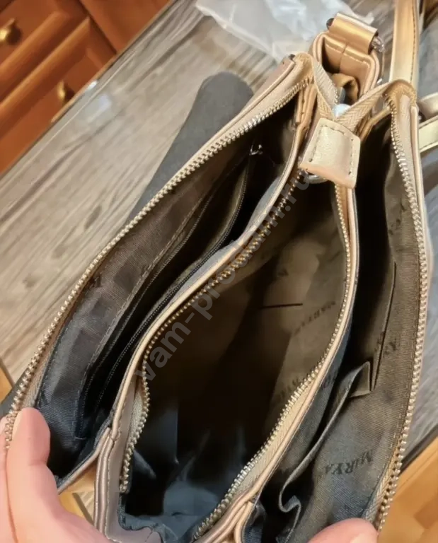 Женская сумка через плечо из натуральной кожи.