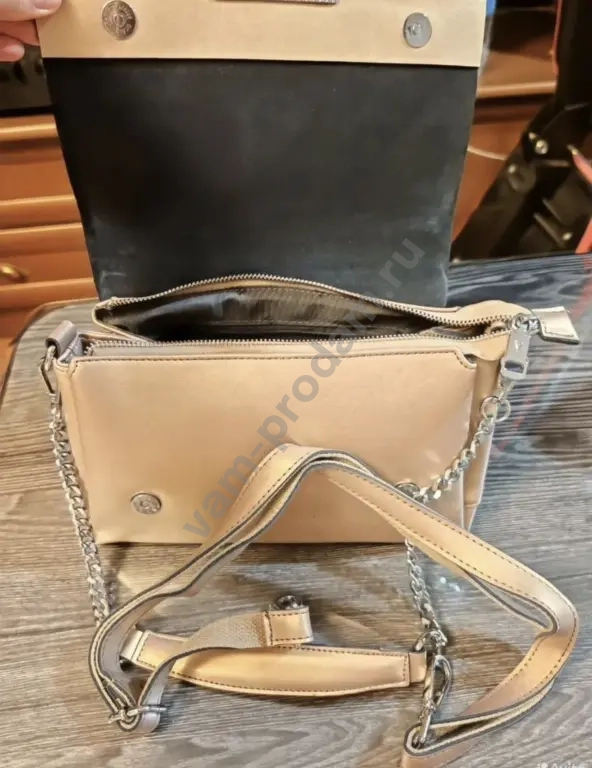 Женская сумка через плечо из натуральной кожи.