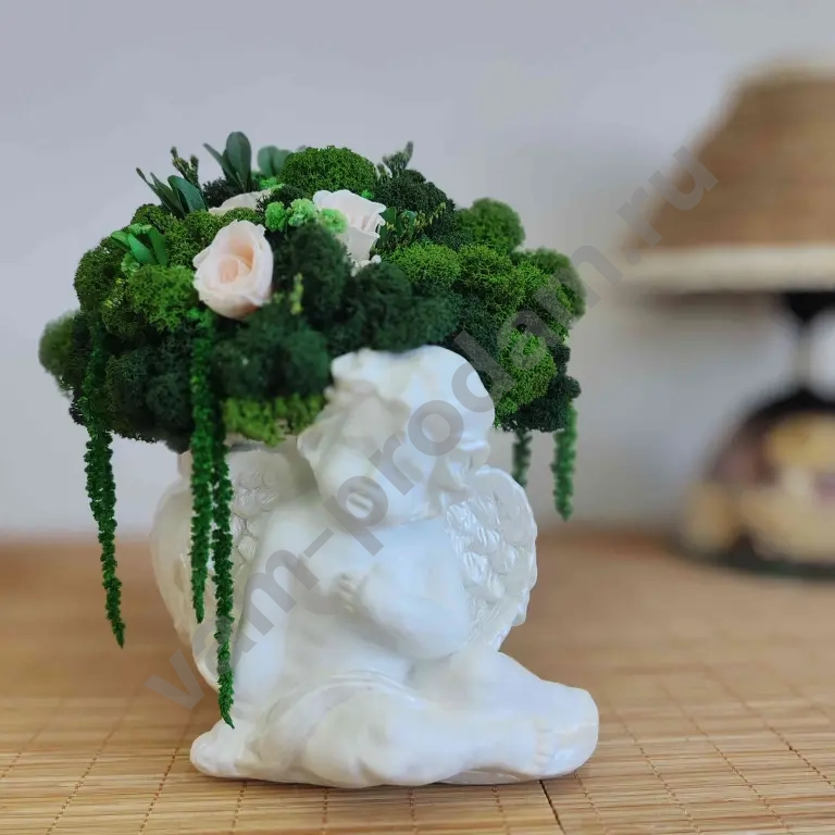 Композиция *Ангел, несущий уют* из стабилизированных роз, мха и других растений