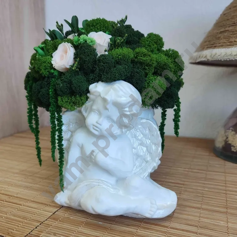 Композиция *Ангел, несущий уют* из стабилизированных роз, мха и других растений