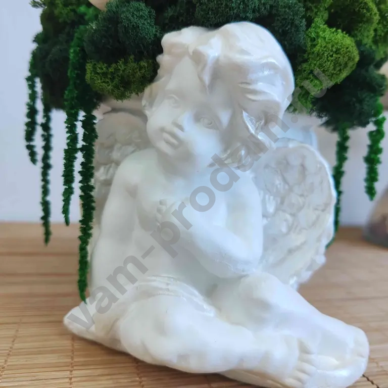 Композиция *Ангел, несущий уют* из стабилизированных роз, мха и других растений