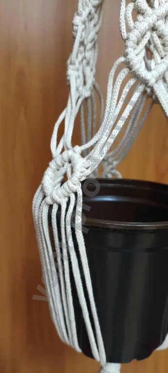 Подвесное кашпо в стиле макраме