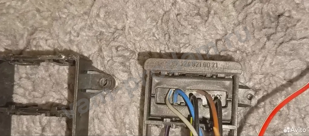 Крепление кнопок Mercedes-Benz E280 W124 104.942