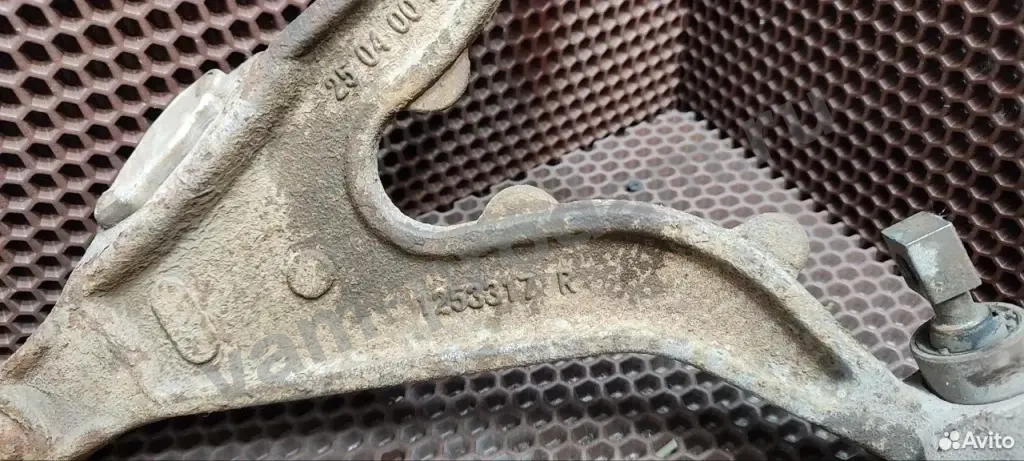 Рычаг передний поперечный нижний правый Volvo 850