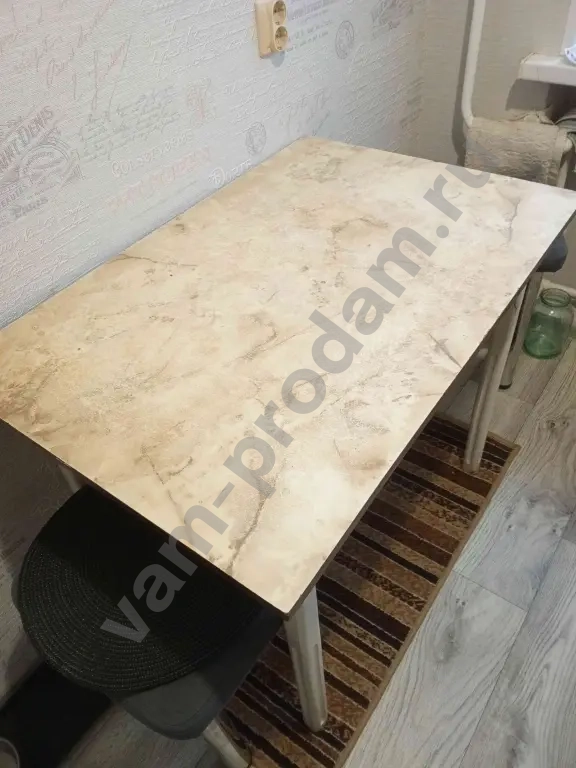 Стол кухонный б/у 600 на 900 мм.