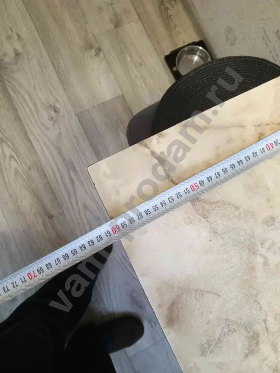 Стол кухонный б/у 600 на 900 мм.