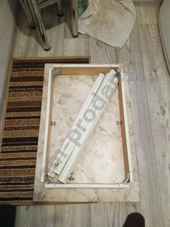 Стол кухонный б/у 600 на 900 мм.