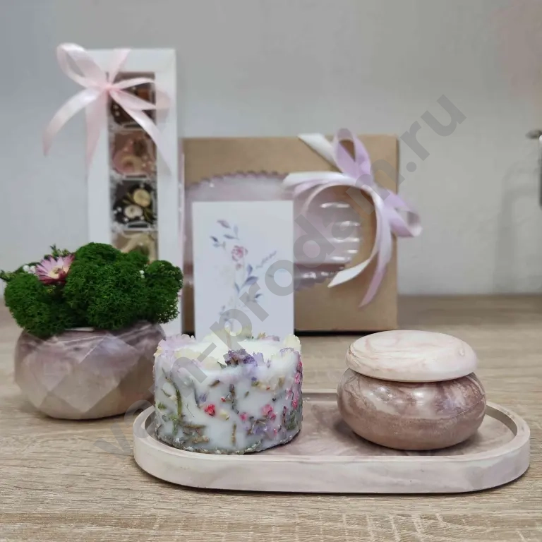 Подарочный набор "Уют" декоративное кашпо со стабилизированными растениями, ботаническая свеча и конфеты ручной работы