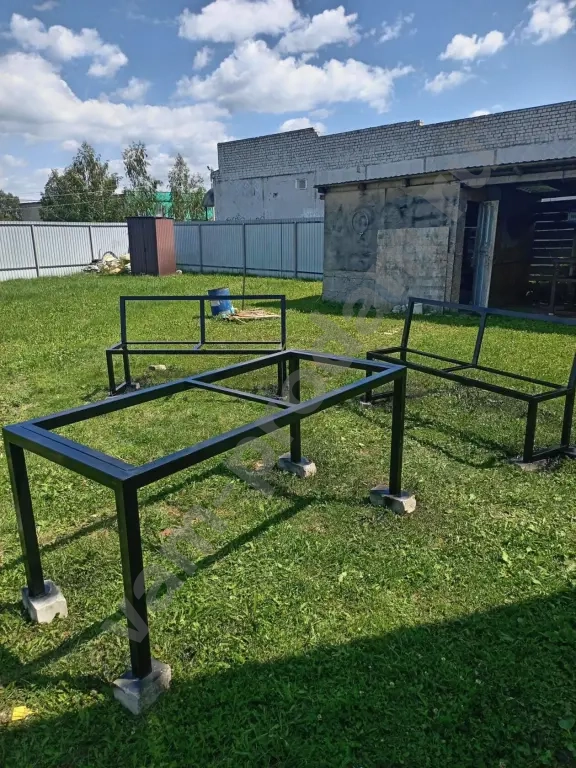 столи-стулья-скамейки.