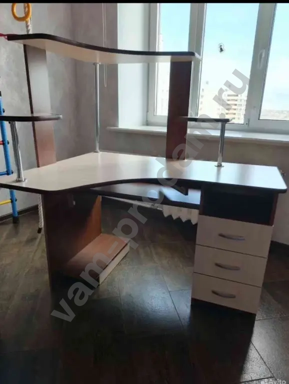 Угловой компьютерный стол