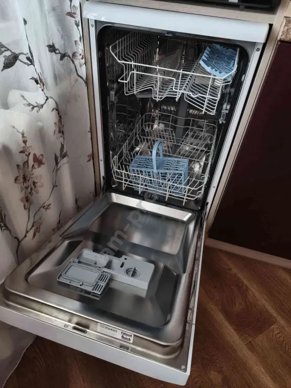 Посудомоечная машина INDESIT DSG 0517