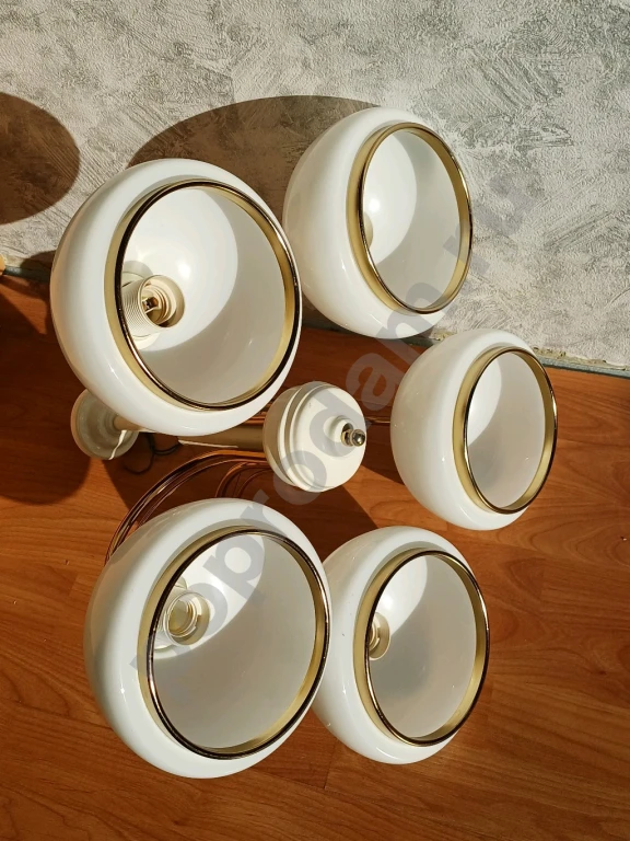 Люстра пятирожковая. СССР. Цвет белый с золотым. Плафон диаметр 18,5см.