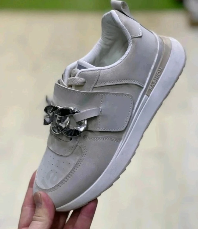 Кроссовки женские