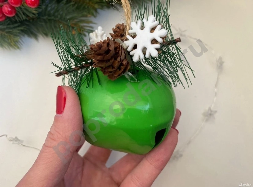 Металлический зеленый елочный шар колокольчик