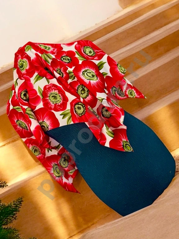 Цветочный красный платок на голову, шею, плечи