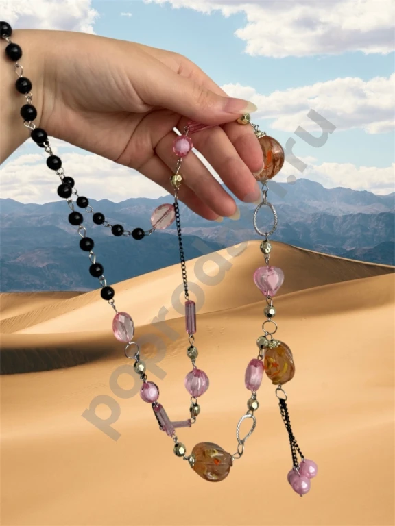 Длинное красивое ожерелье с камешками