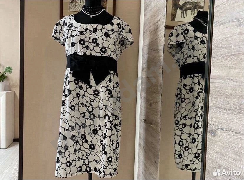 Черно-белое платье футляр 52 с бантом абстракция
