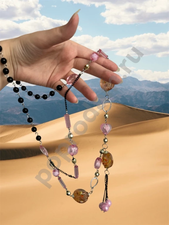 Длинное красивое ожерелье с камешками