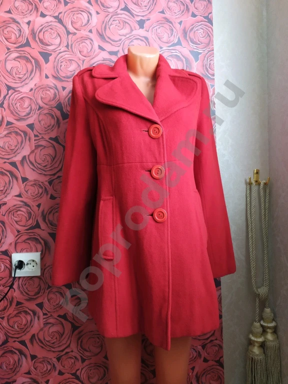 Пальто женское демисезонное красного цвета классического силуэта с карманами.