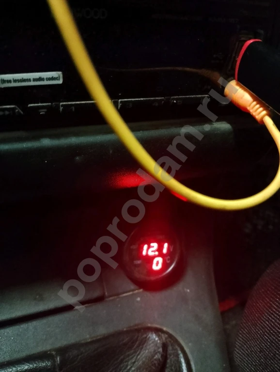 Показывает уровень заряда АКБ и температуру