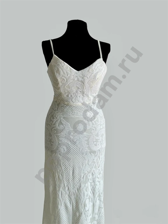 Нарядное белое блестящее платье в пол