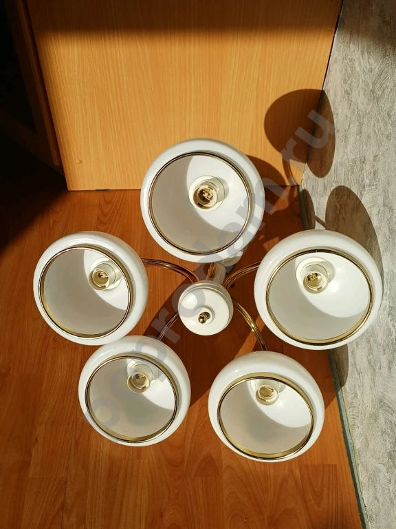 Люстра пятирожковая. СССР. Цвет белый с золотым. Плафон диаметр 18,5см.